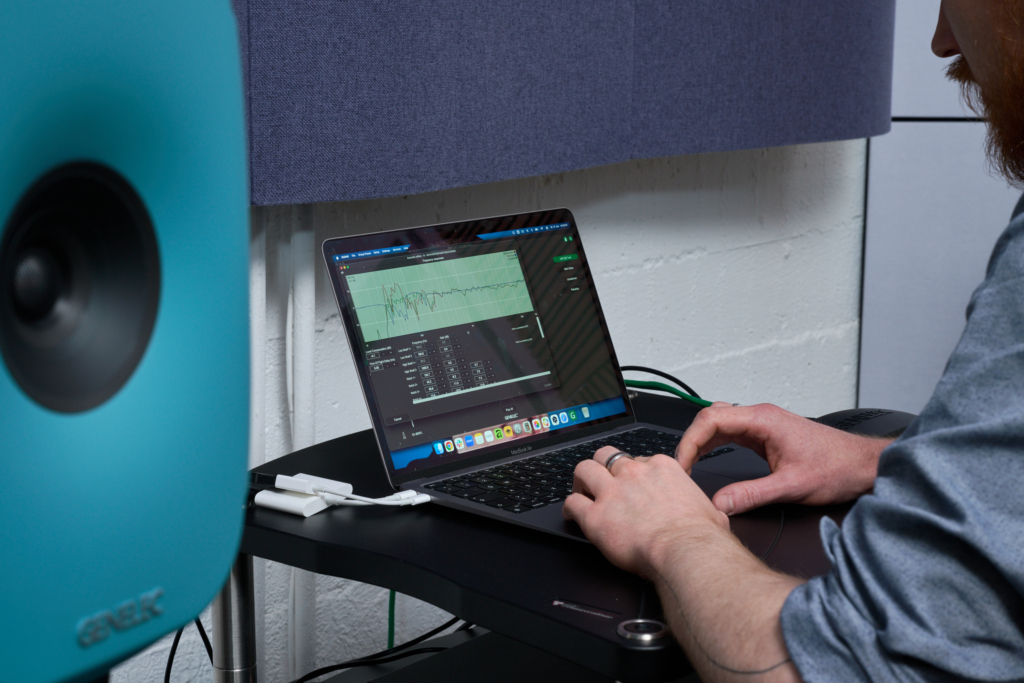Genelec 8341A Testsituation mit GLM-Software auf Laptop