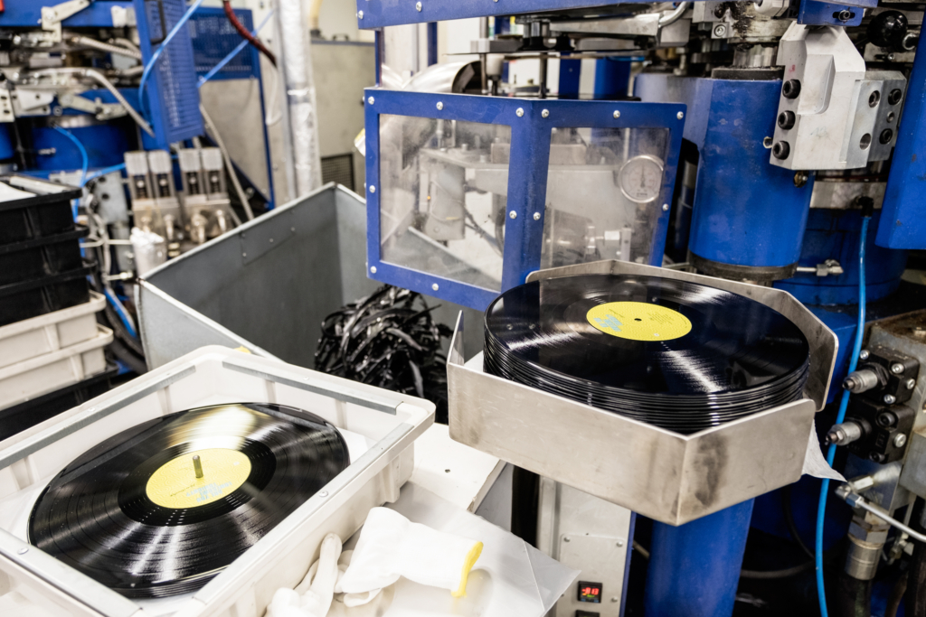 Besuch bei GZ Media | Vinylpresse in Aktion