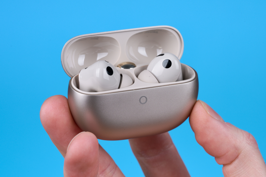 Huawei FreeBuds Pro 5 – Case offen in der Hand
