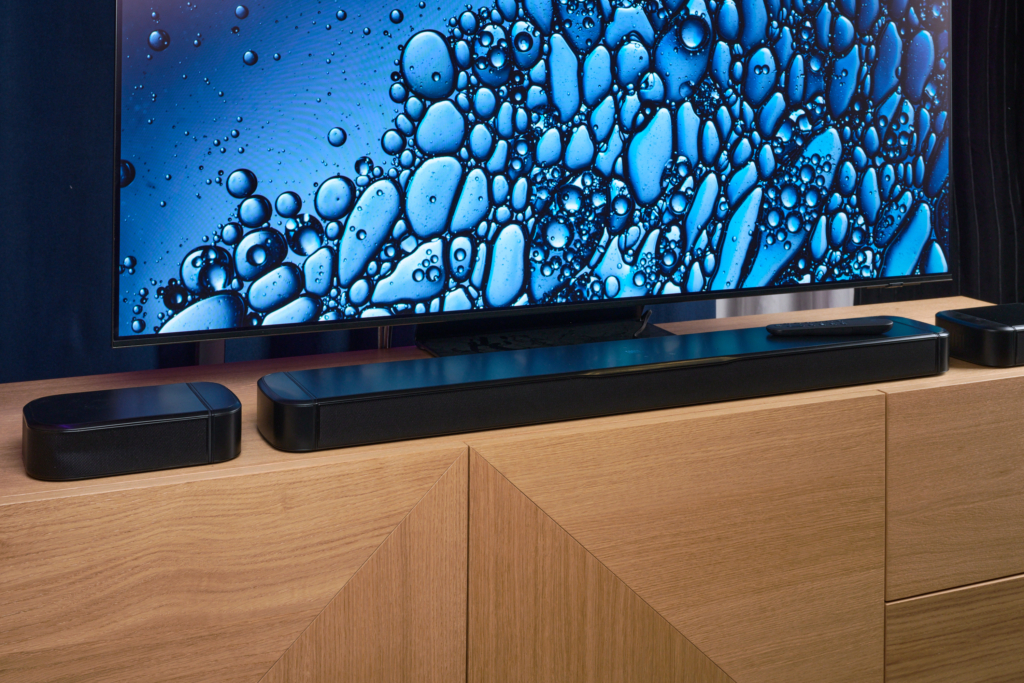 Soundbar und Rears auf Lowboard