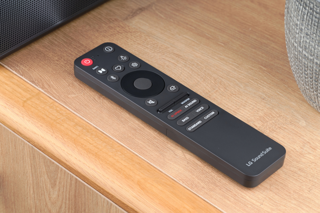 Fernseher neben Soundbar auf Lowboard