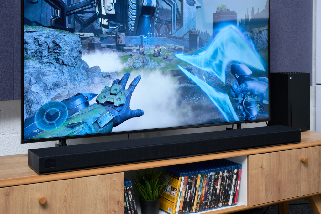 Soundbar vor Fernseher