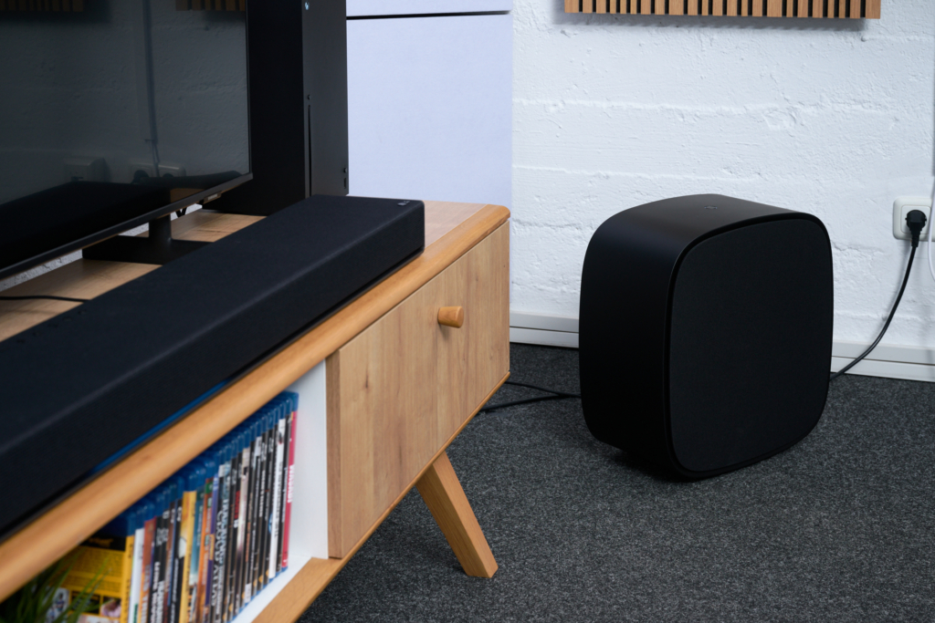 LG Sound Suite Subwoofer W7 neben Lowboard