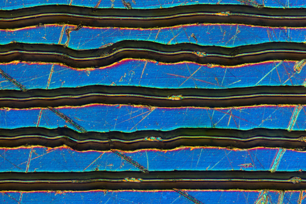 Plattenrille unter Mikroskop mit Kontrastlicht