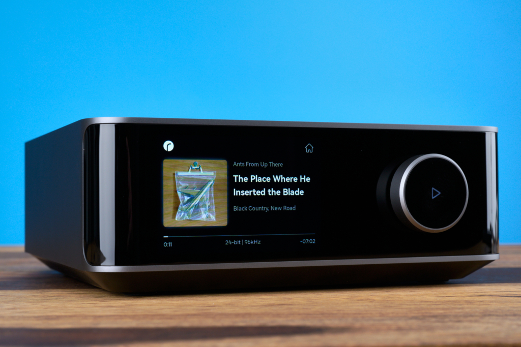 WiiM Amp Ultra Front schräg links