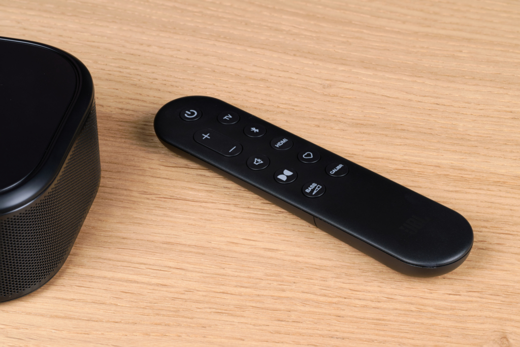 Fernbedienung neben JBL-Soundbar