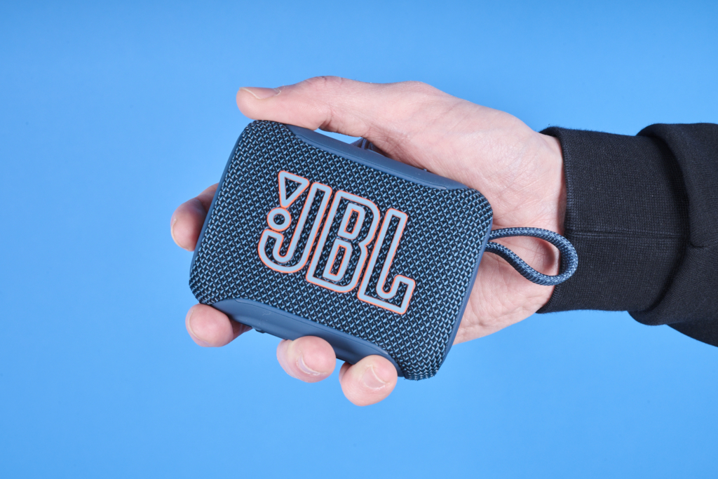 JBL Go 5 – In der Hand