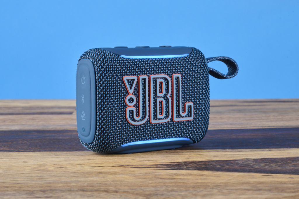 JBL Go 5 – Schrägansicht mit Licht