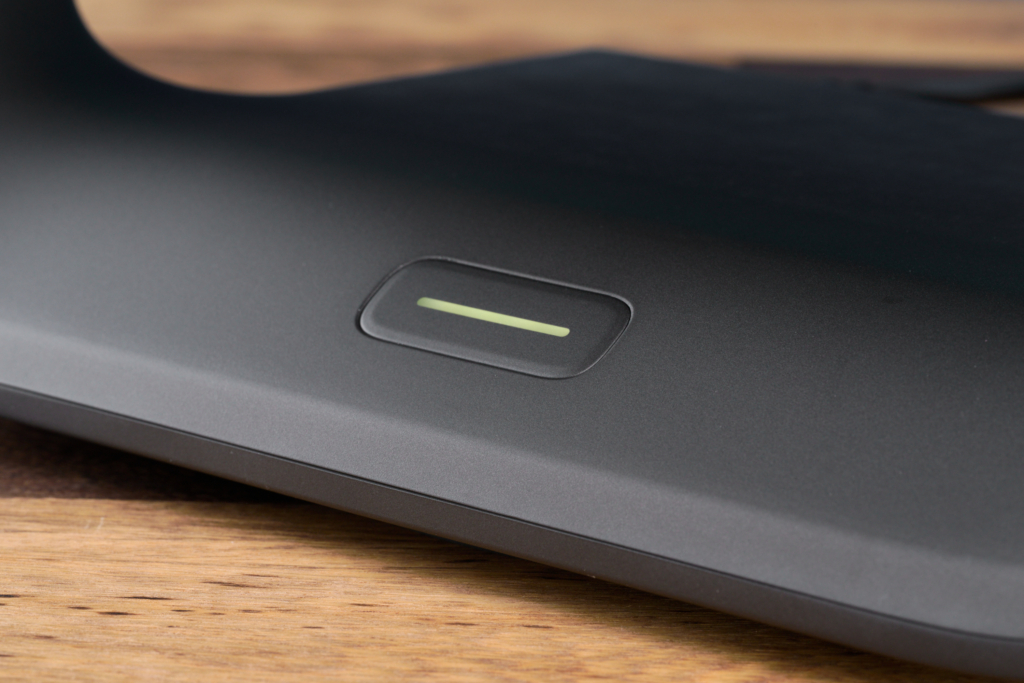 Power-Knopf Standfuß Detailaufnahme