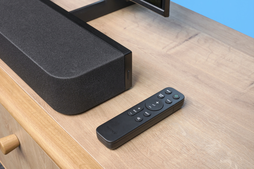 Fernbedienung neben Sony-Soundbar