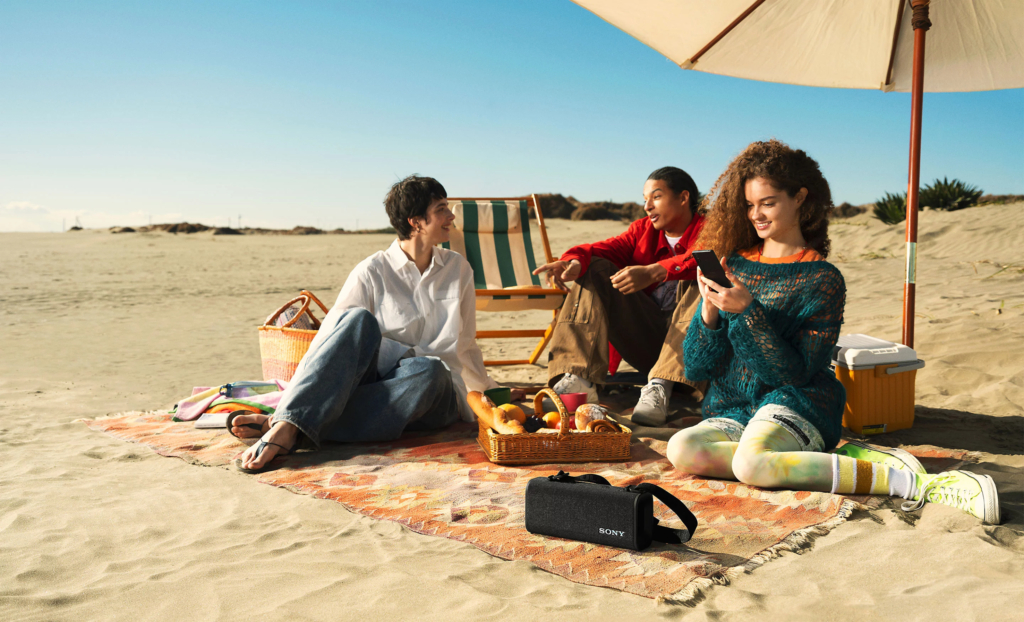 Die besten Sony Bluetooth Lautsprecher Sony Ult Field 3 am Strand