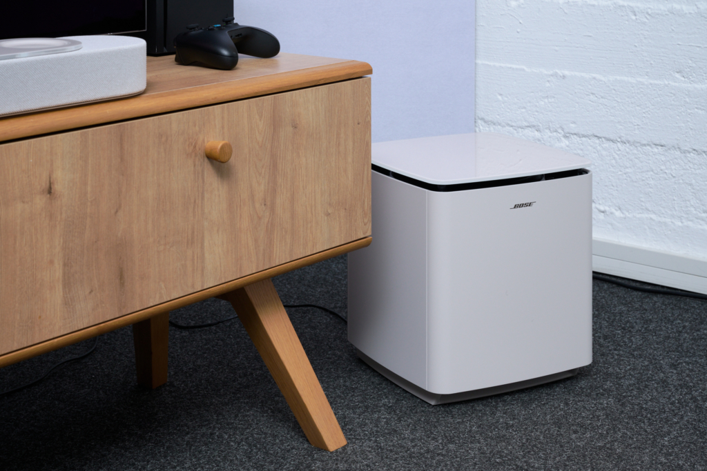 Subwoofer neben Bose-Soundbar