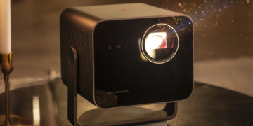 Der Leica Cine Compact 1 steht für einen Mini-Beamer mit Dolby Vision.