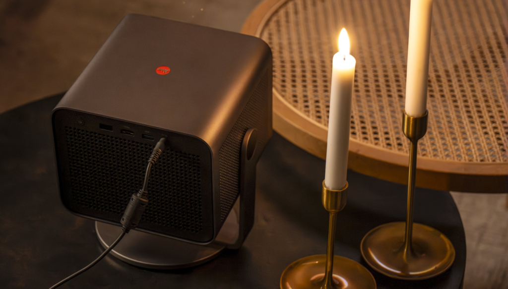Der Leica Cine Compact 1 kommt mit VIDAA ins Heimkino.