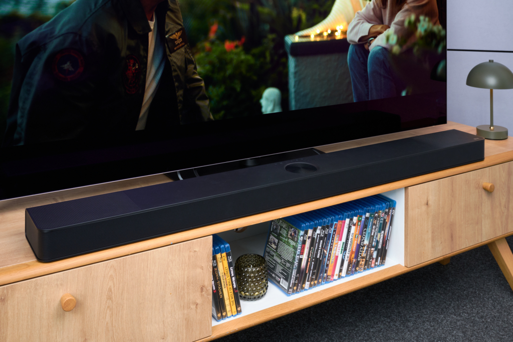 Soundbar auf Lowboard vor TV