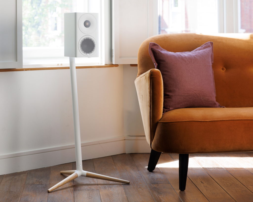 Monitor Audio 3 4G in Weiß auf Ständer 