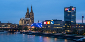 RTL schließt die Übernahme von Sky Deutschland erfolgreich ab.
