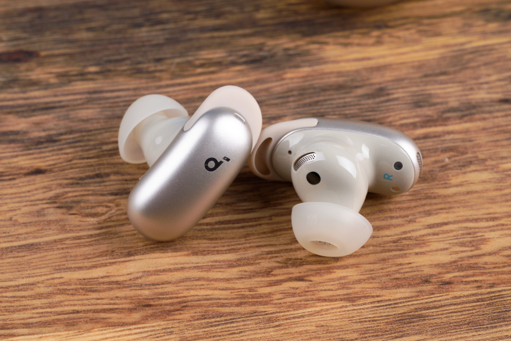 Soundcore Liberty 5 Pro Max – Kopfhörer-Paar auf dem Tisch