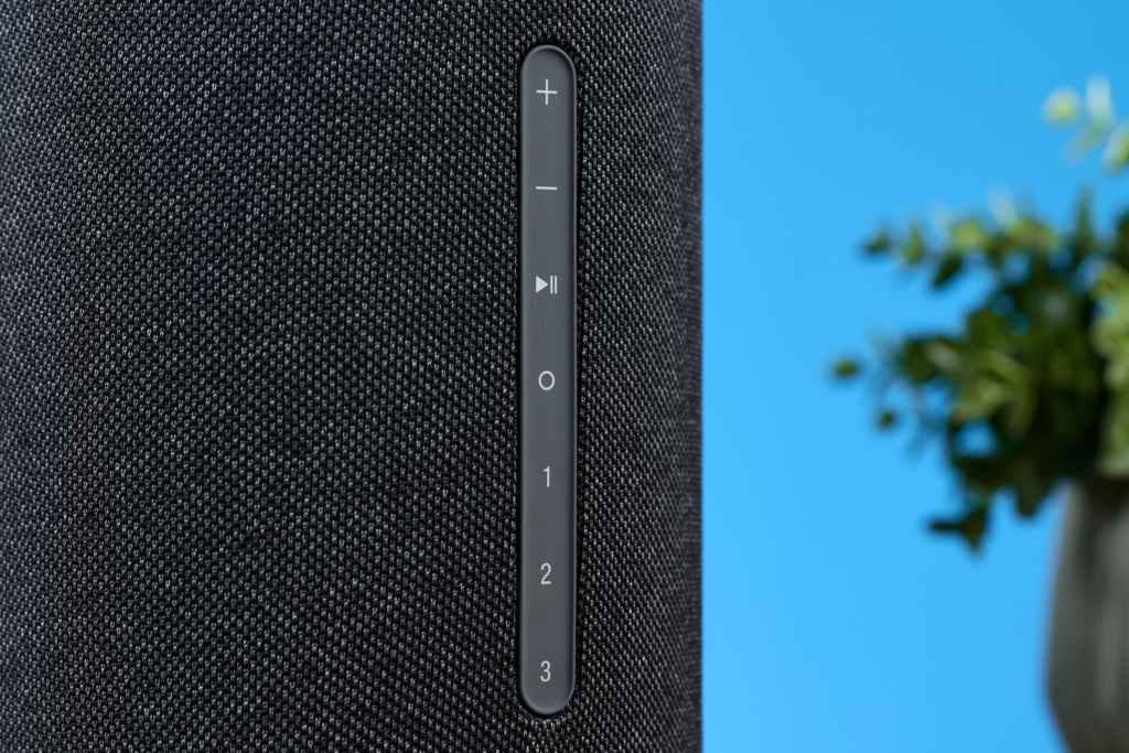 Denon Home 400 im Test – seitliches Bedienfeld