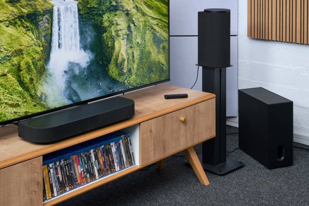 Sony Bravia Theatre Trio auf Lowboard im Einsatz