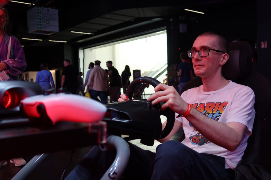 Redakteur Thorben beim Spielen mit der OXS-Soundbar