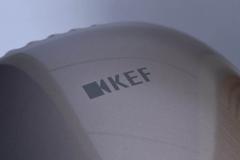 KEF LS Luxe Oberseite Logo