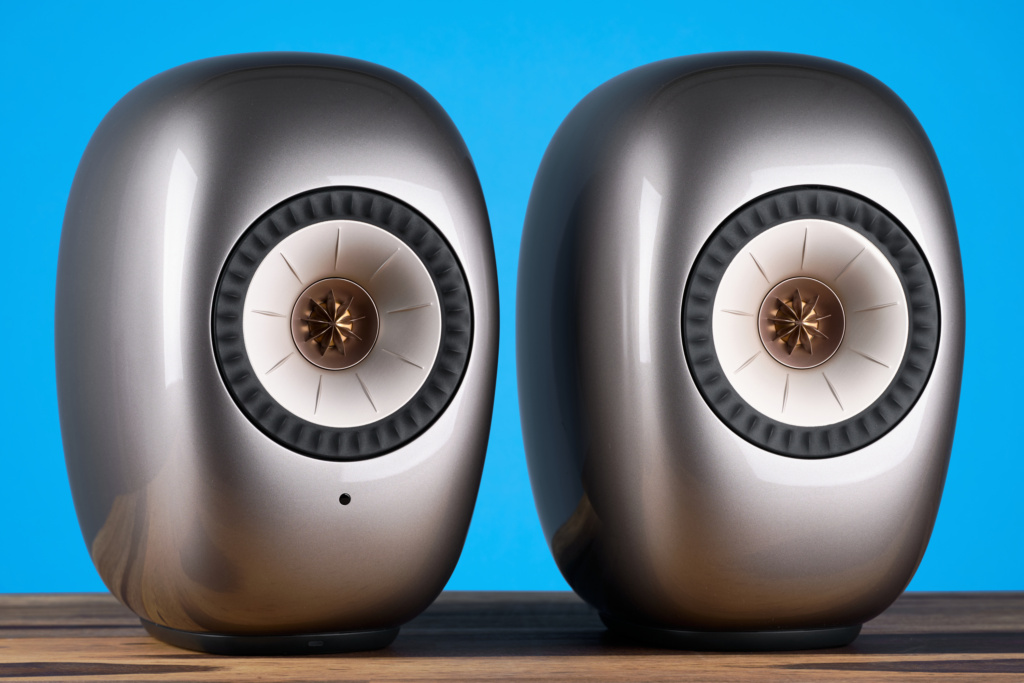KEF LS Luxe Paar schräg von vorne