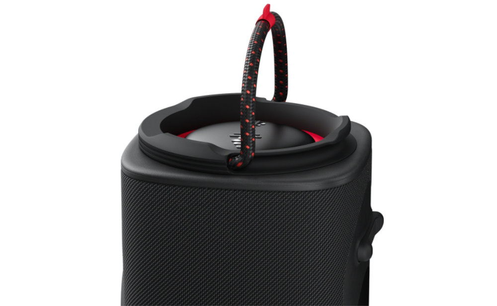 Der LG xboom Blast lässt sich per Griff oder Trageriemen transportieren.