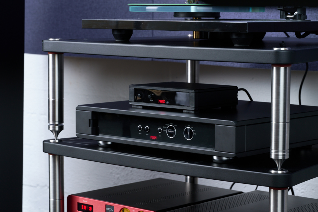 Rega Aura im Rack Detail