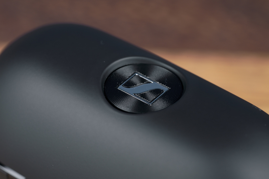 Sennheiser Accentum Clip – Logo auf dem Case