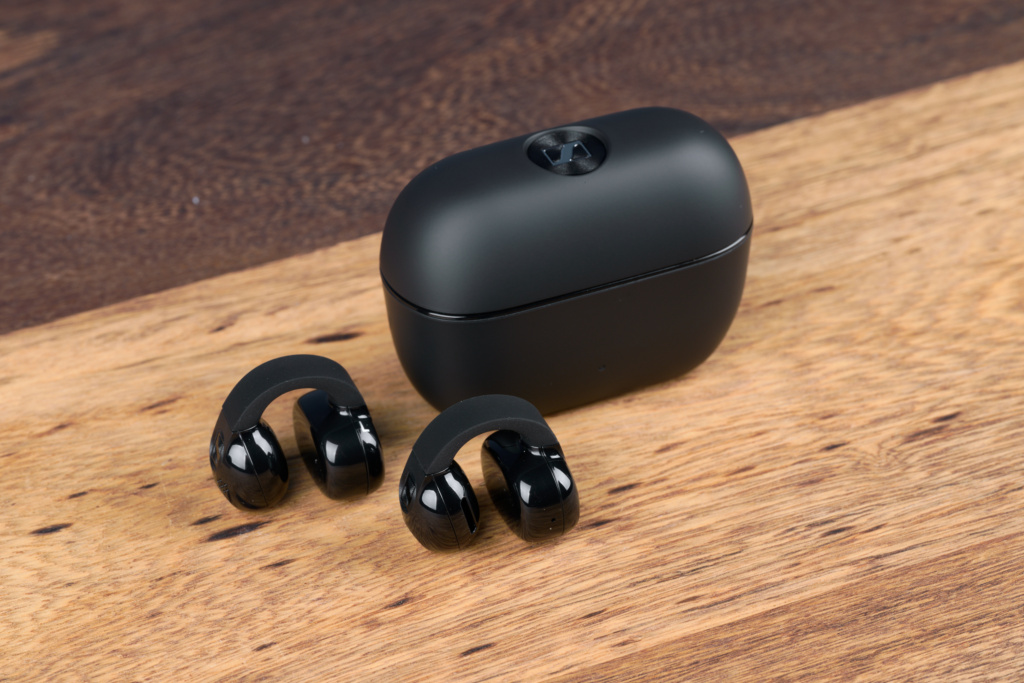 Sennheiser Accentum Clip – Kopfhörer neben dem Case