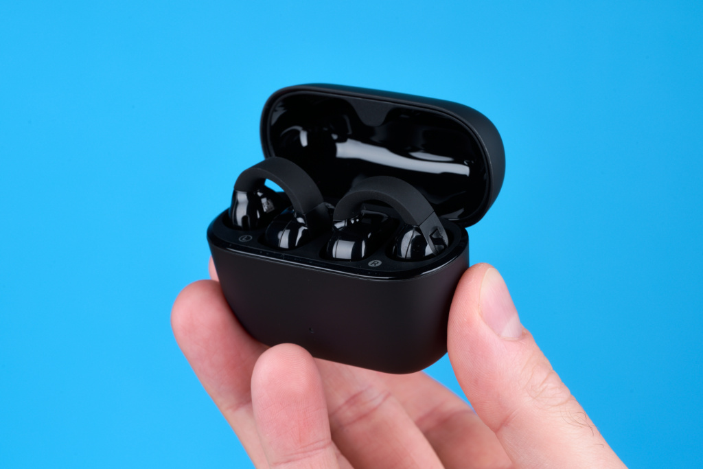 Sennheiser Accentum Clip – Case in der Hand