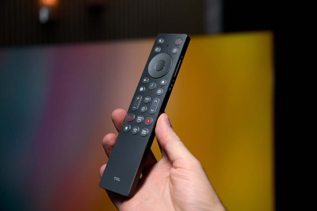 Fernbedienung TCL-Fernseher in Hand