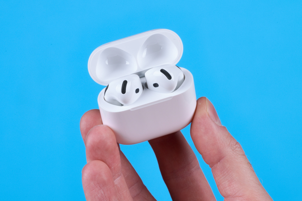 Apple AirPods 5 mit kabellosem Ladecase – In der Hand