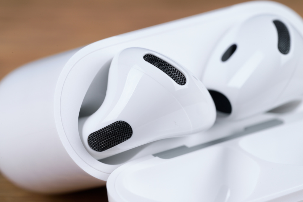 Apple AirPods 5 mit kabellosem Ladecase – Detail der KH in dem Case