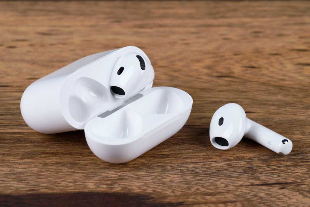 Apple AirPods 5 mit kabellosem Ladecase – Kopfhörer vor dem Case