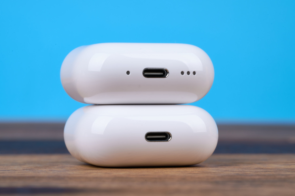 Apple AirPods 5 mit kabellosem Ladecase – Cases im Vergleich von unten