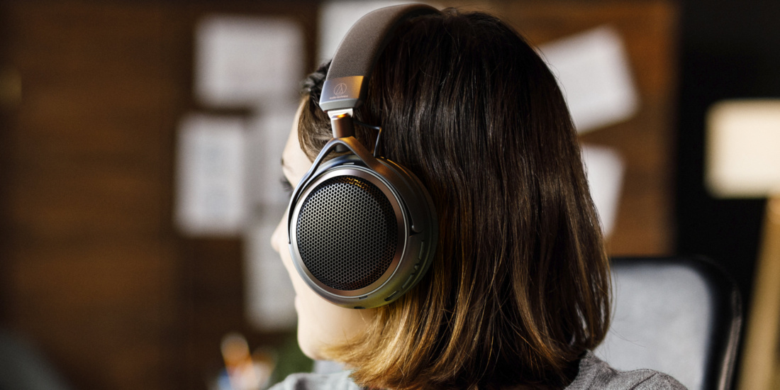 Der Over-Ear-Kopfhörer ATH-AL5NC von Audio-Technica setzt auf ein Open-Back-Design.