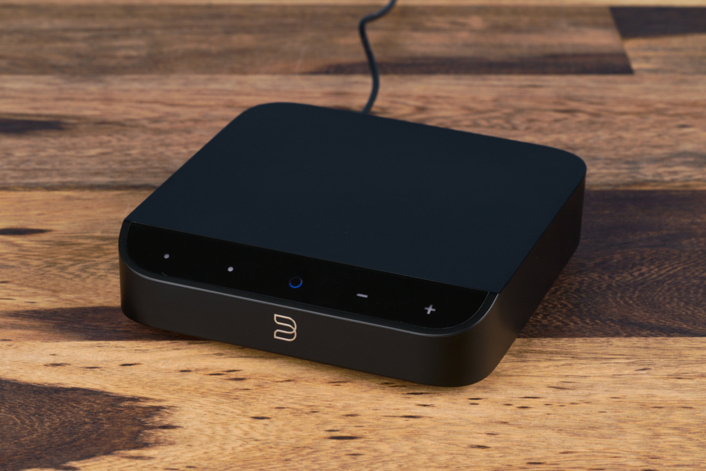 Bluesound Node Nano mit USB-Kabel