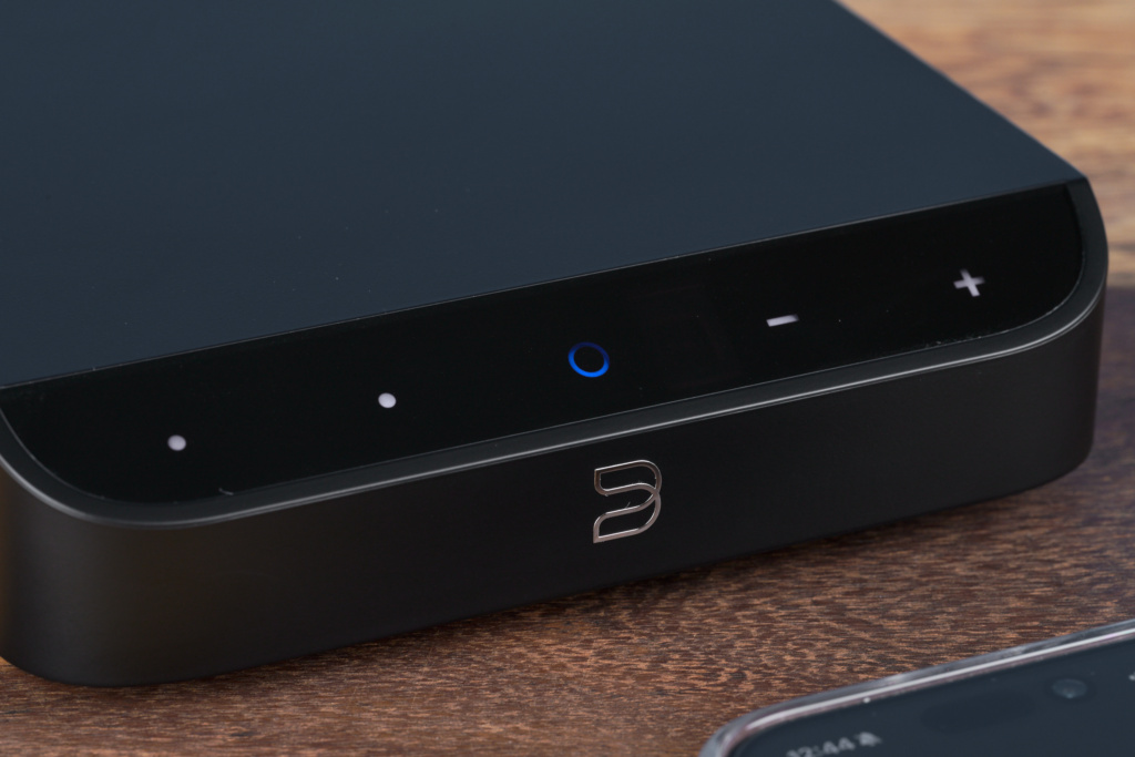 Bluesound Node Nano Detail Front mit Handy