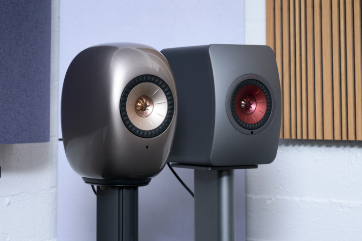 Die KEF LS Luxe (l.) hat die KEF LS50 Wireless II in unserem Test noch einmal übertroffen.