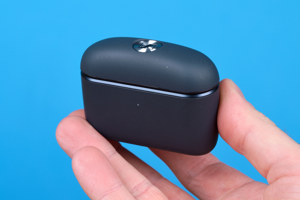 Sennheiser Momentum True Wireless 5 – Case in der Hand