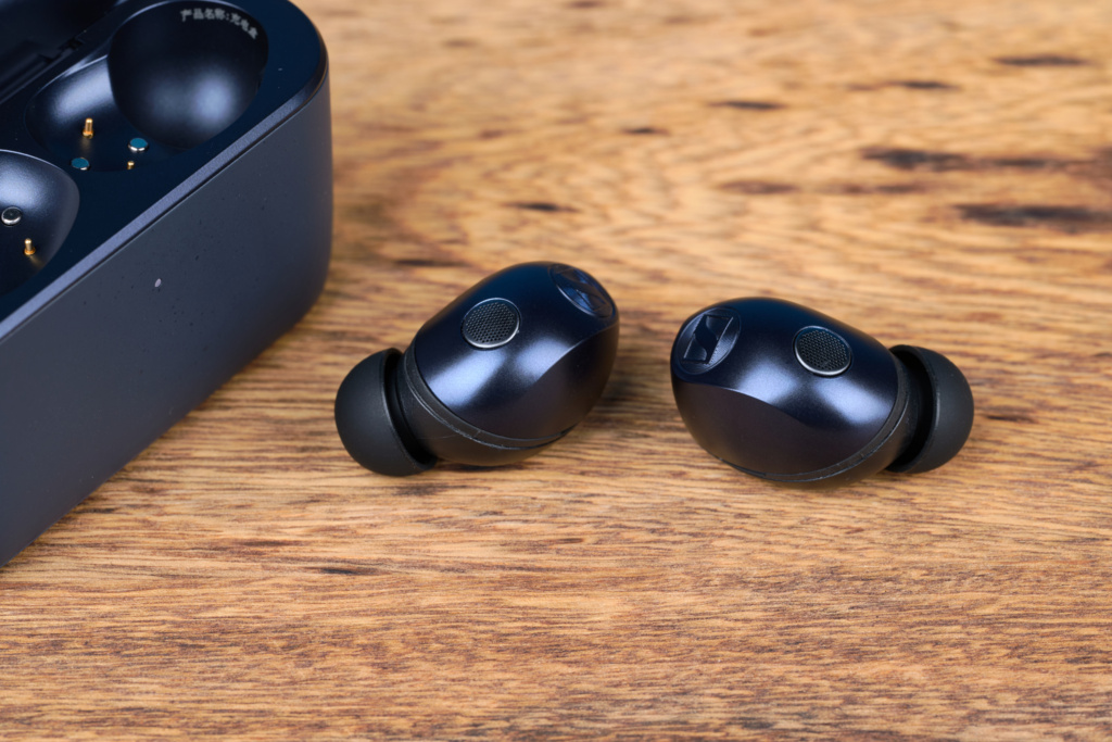 Sennheiser Momentum True Wireless 5 – Beide Kopfhörer neben dem Case