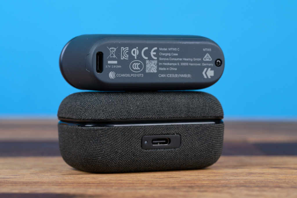 Sennheiser Momentum True Wireless 5 – Vergleich der Cases von unten