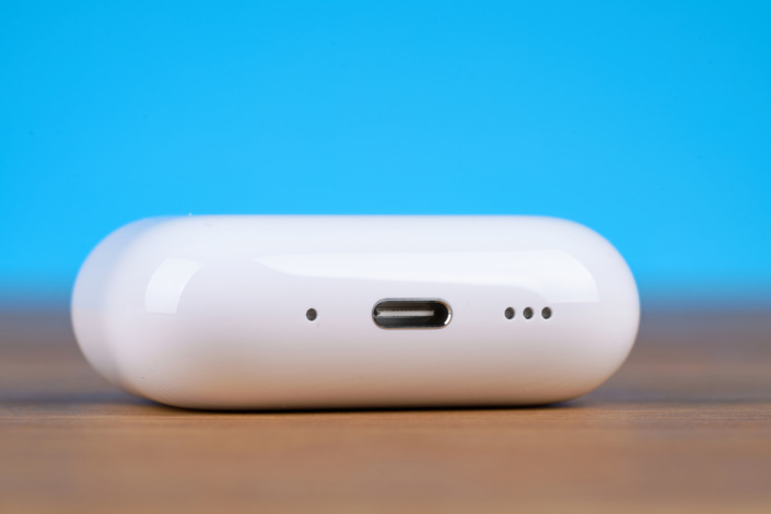 Sennheiser Momentum True Wireless 5 vs AirPods Pro 3 – Case