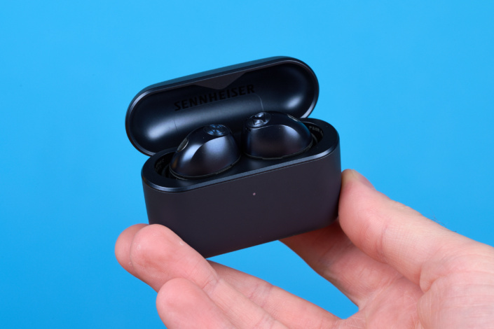 Sennheiser Momentum True Wireless 5 vs. Sennheiser Momentum True Wireless 4 – Case in der Hand