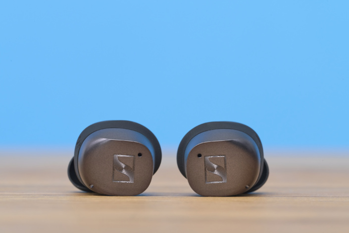 Sennheiser Momentum True Wireless 5 vs. Sennheiser Momentum True Wireless 4 – Beide Buds