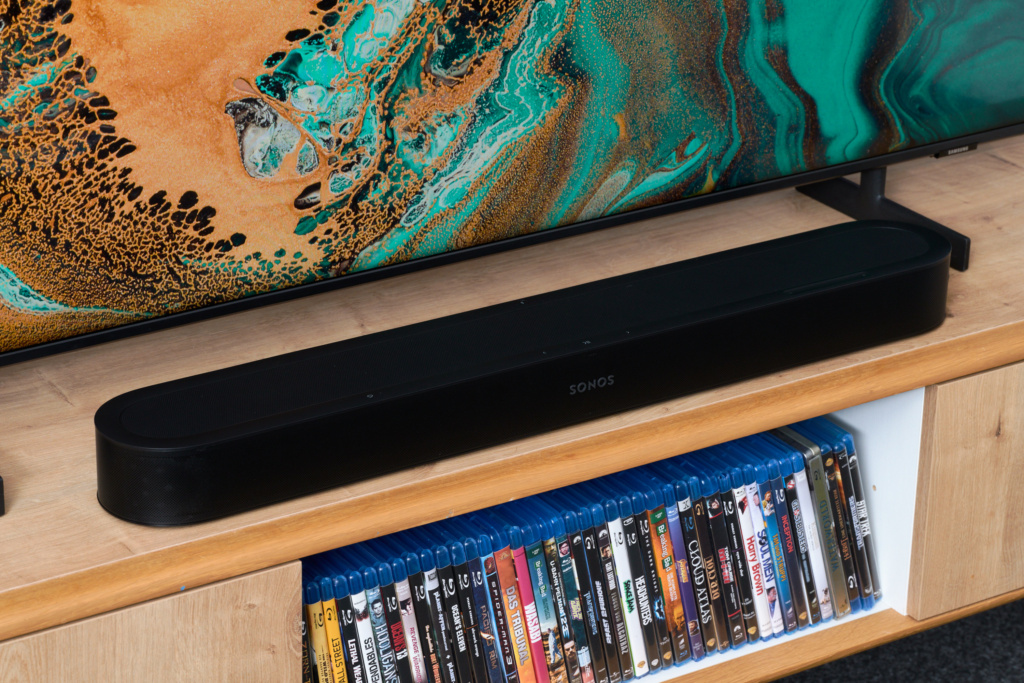 Schrägansicht Sonos Beam Ultra vor Fernseher