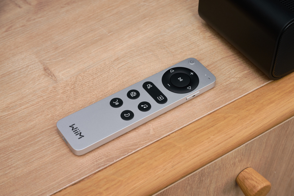 Fernbedienung neben Soundbar