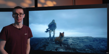 Thorben Tenbruck, einer der TV-Experten von HIFI.DE, mit dem diesjährigen Sieger des TV-Shootouts, dem Samsung S99H.